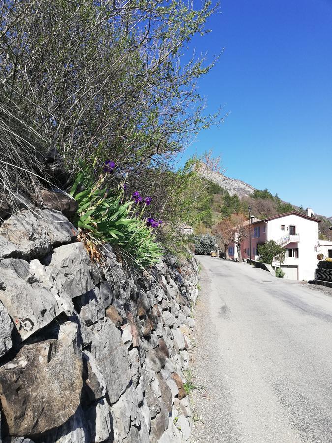 Gites Les Tilleuls Clamensane Exteriör bild